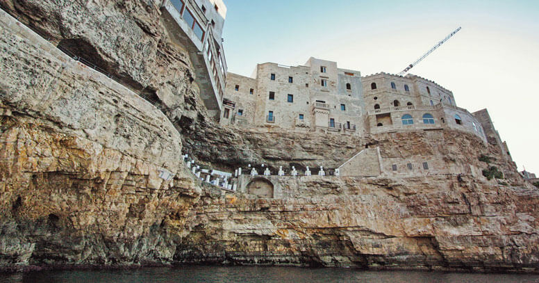 Vista di Grotta Palazzese a Polignano a Mare