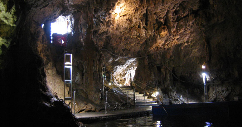 Interno di Grotta Smeraldo sul Gargano